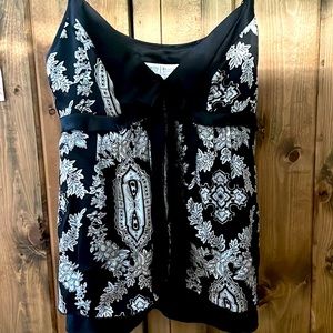 Black House White Market tank